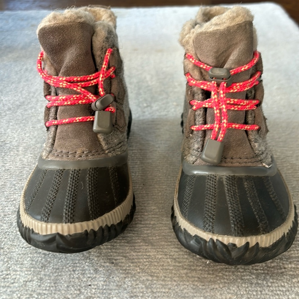 Perfect condition Kids Sorel sz1 out n about winter boots